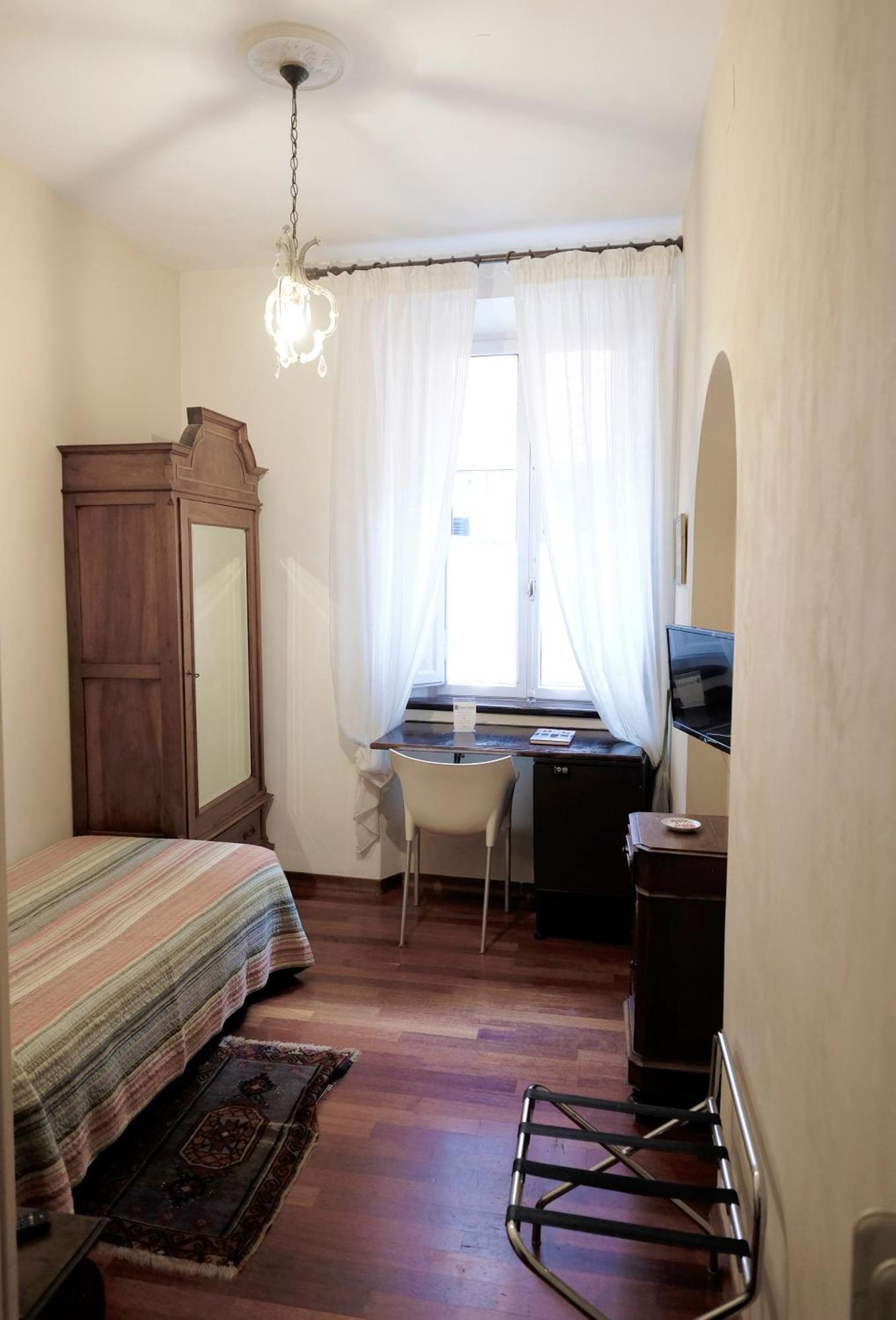 Single Room,823266272:JPEG