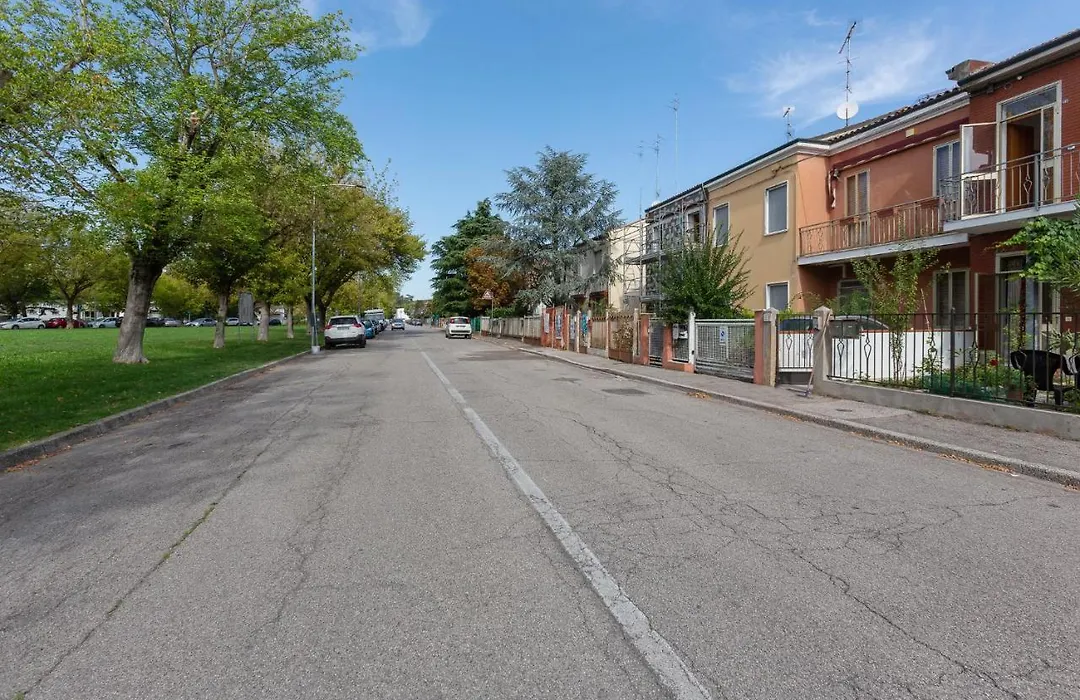 Ferrara Charming Apt 4 Min Walk From The Bus Stop!-1