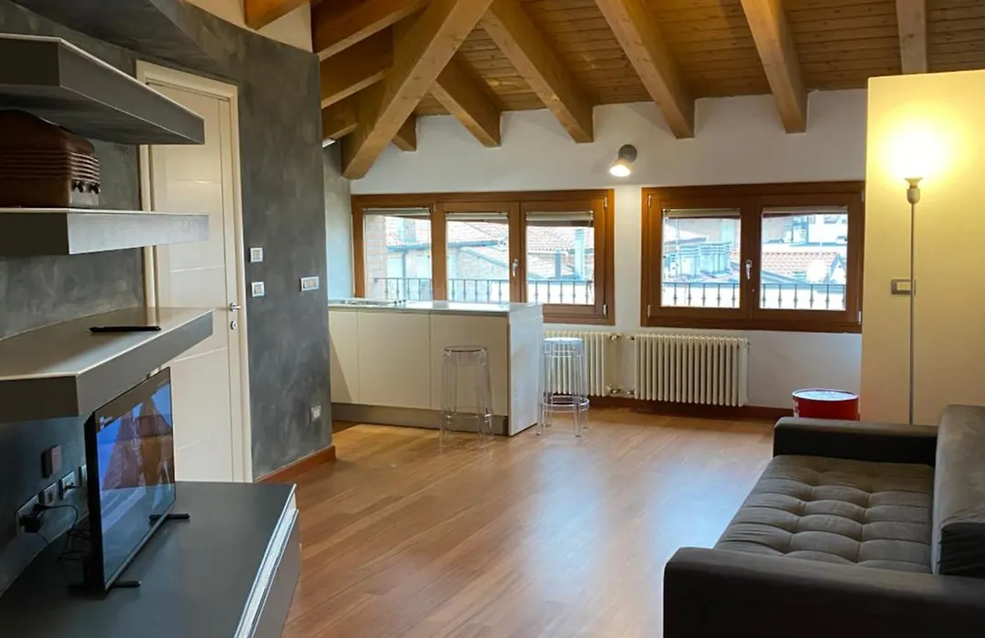 Interno 8 appartamento con box auto privato gratuito-1