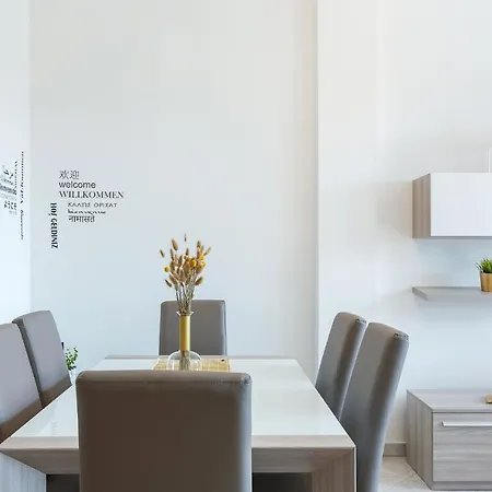 Luminoso Appartamento con Terrazzo Vicino all'Universita'-2