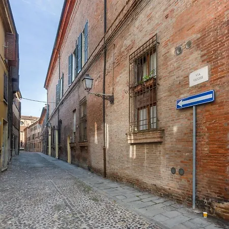 Guesthost - Central Ferrara Apartment-2