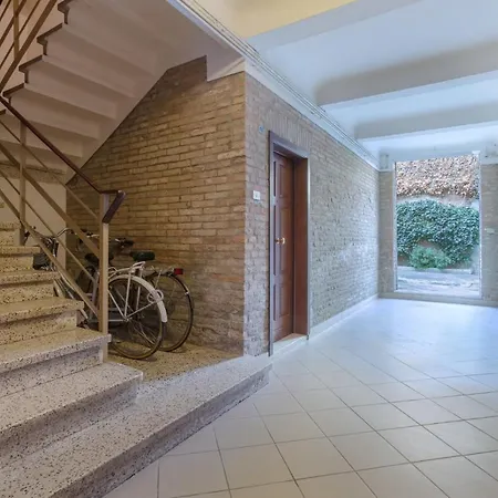 Guesthost - Central Ferrara Apartment-3