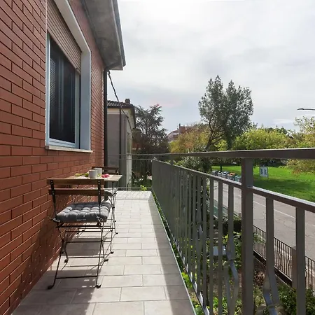 Ferrara Charming Apt 4 Min Walk From The Bus Stop!-3