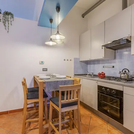Guesthost - Ferrara Station Essential Apartment With Parking-3