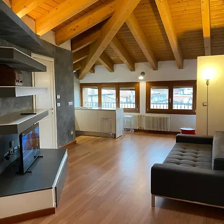 Interno 8 appartamento con box auto privato gratuito-2